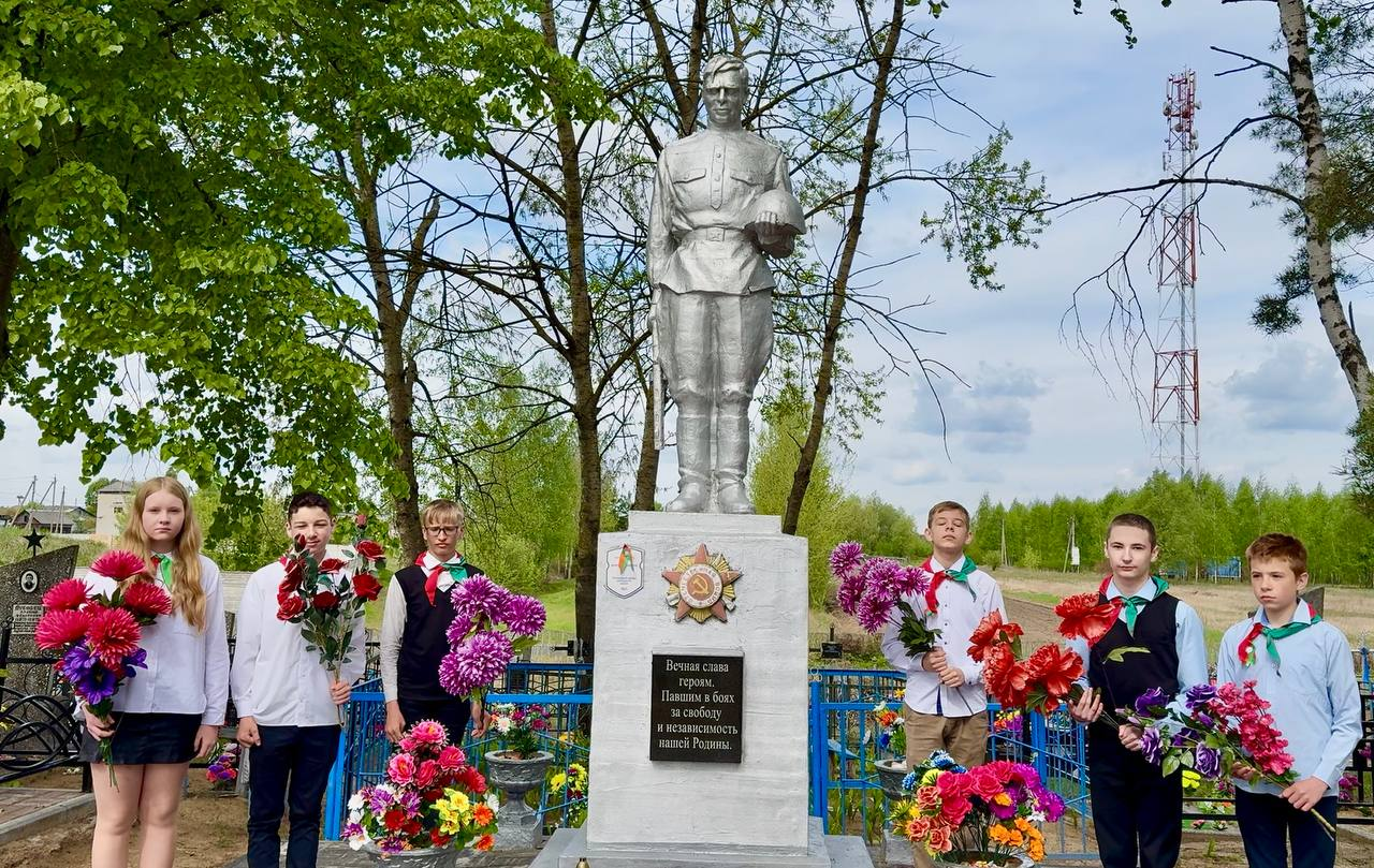Возложение цветов на братской могиле воинов Великой Отечественной войны в аг. Мелешковичи.