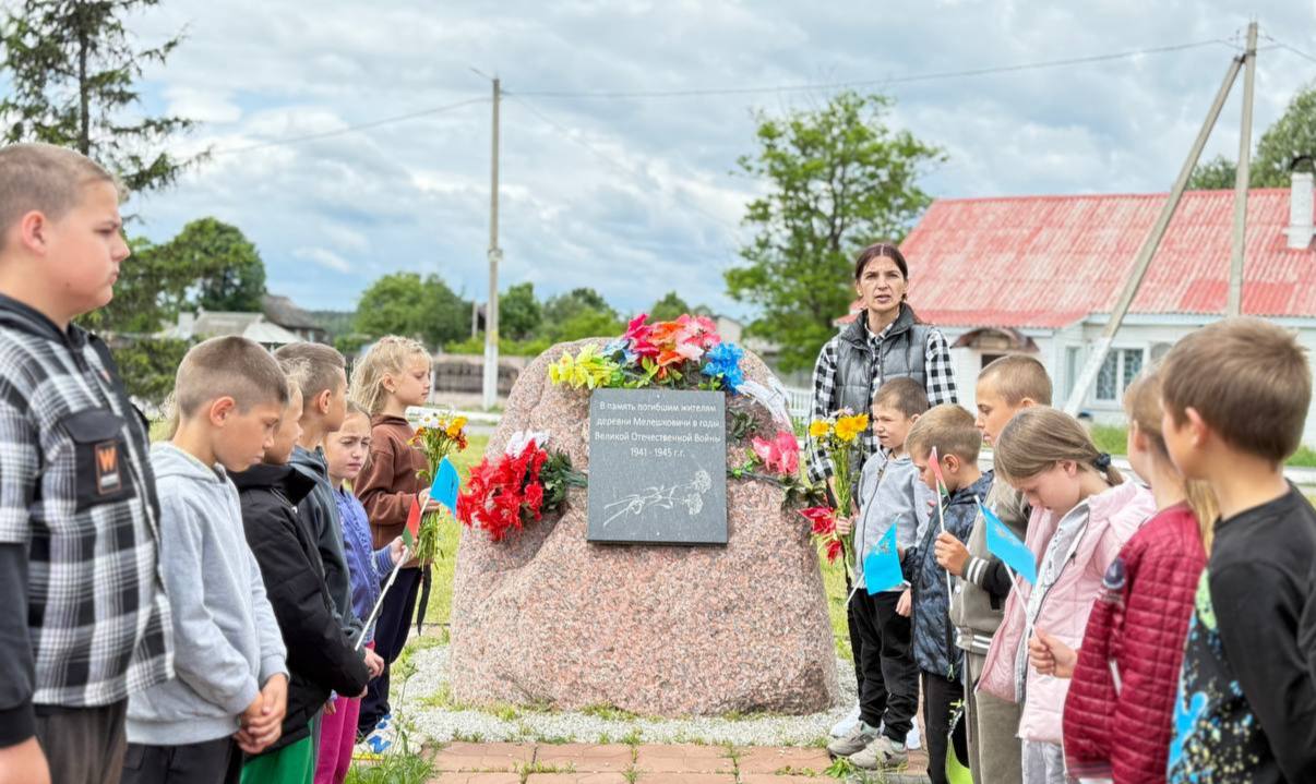 Митинг у памятного знака «В память погибшим жителям деревни Мелешковичи в годы Великой Отечественной Войны»   